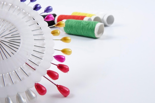 Zbliżenie na kolorowe nici i igły